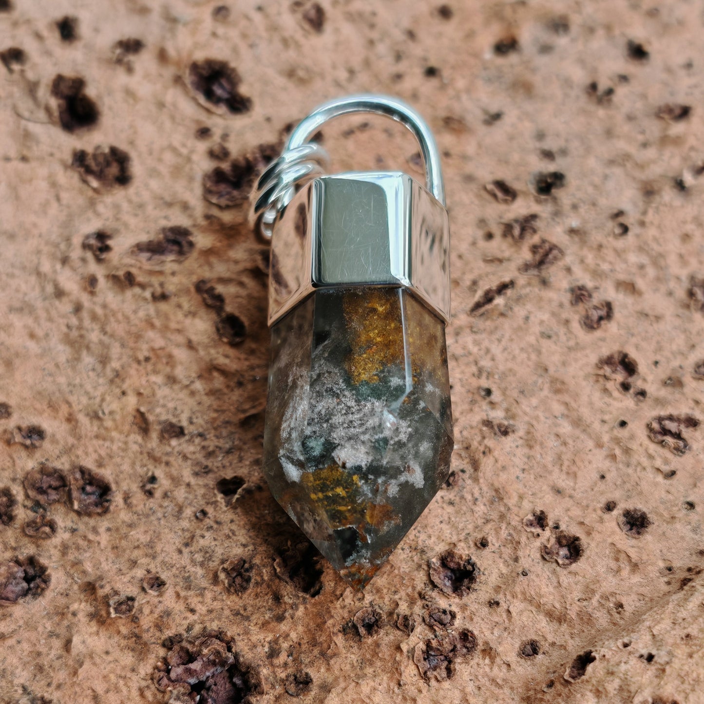 Colgante Cuarzo Chamanico con detalle en opalo en plata de ley