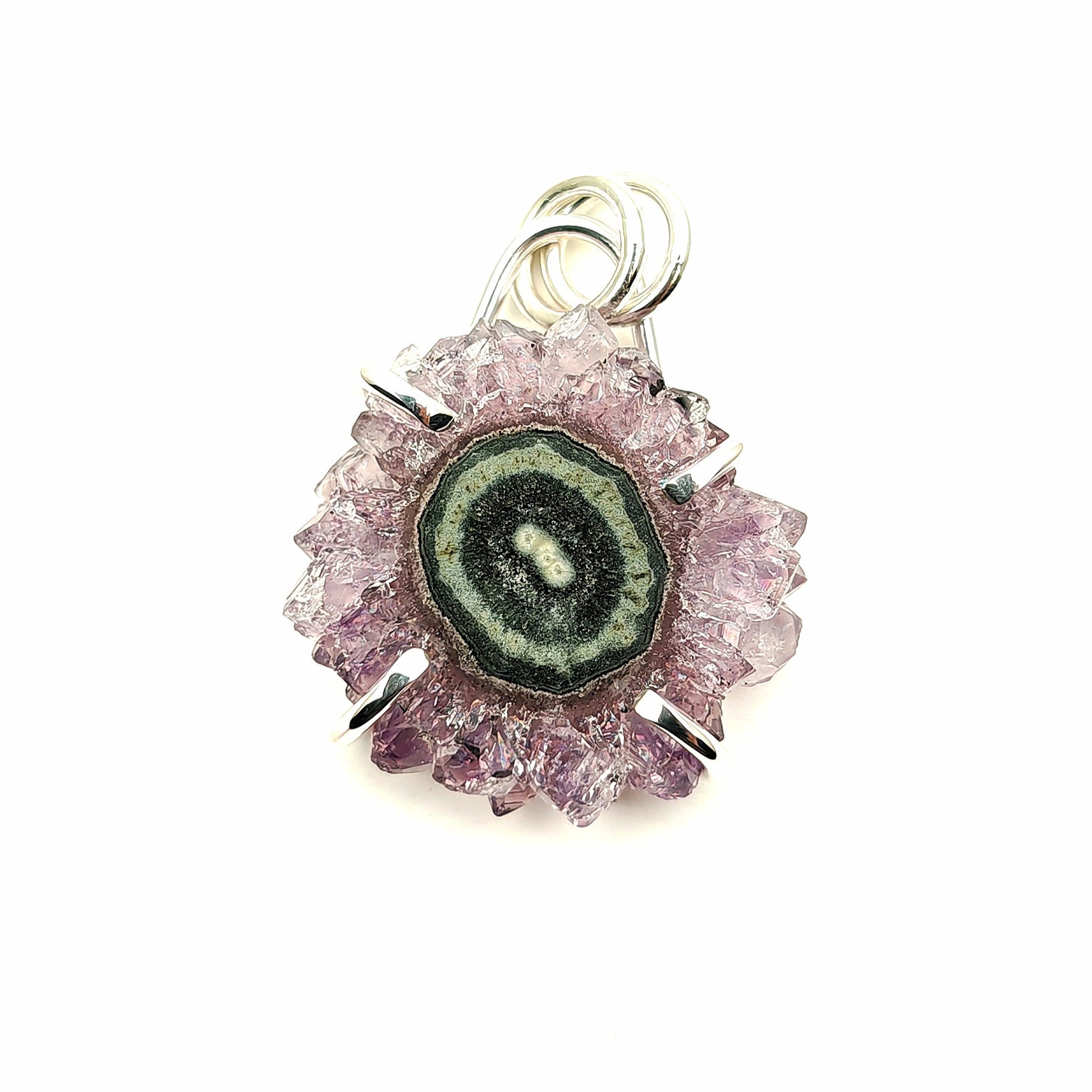 colgante realizado artesanalmente en plata de ley con una estalactita de amatista engarzada con garras